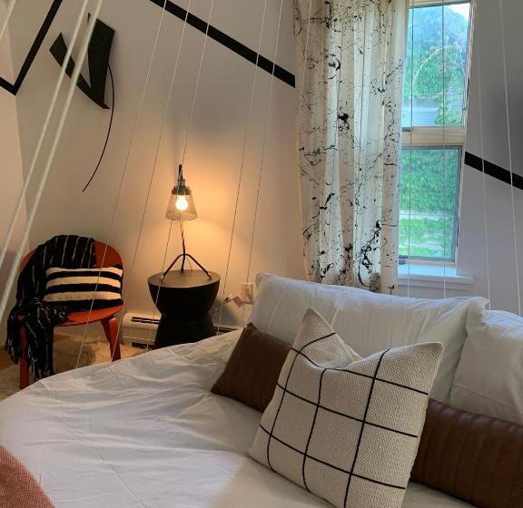 デラックスルーム, The Trail In Adams Berkshires Art