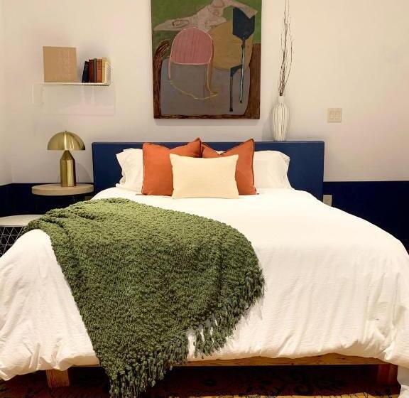 デラックスルーム, The Trail In Adams Berkshires Art