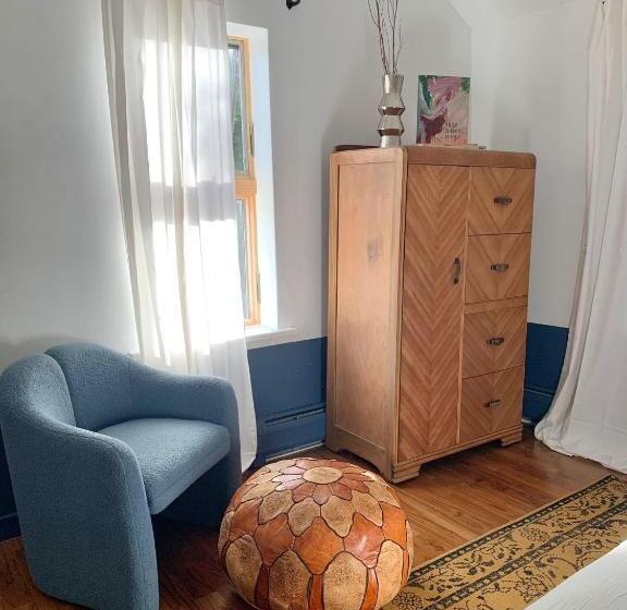 デラックスルーム, The Trail In Adams Berkshires Art