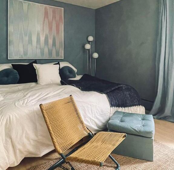 デラックスルーム, The Trail In Adams Berkshires Art