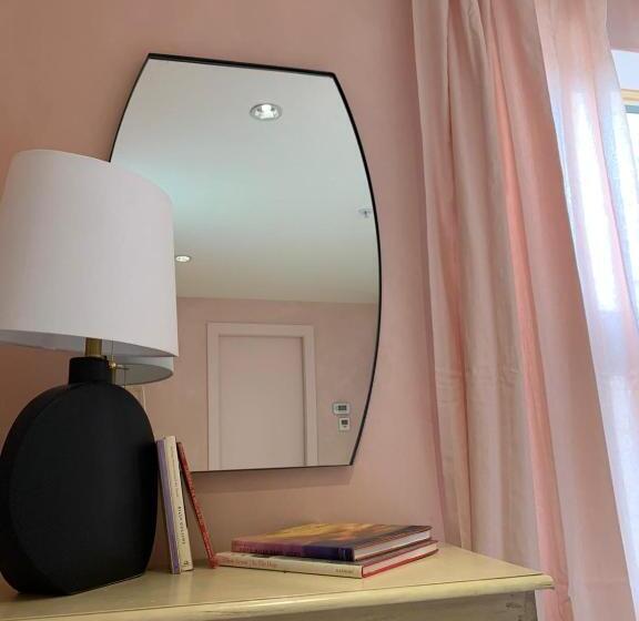 デラックスルーム, The Trail In Adams Berkshires Art