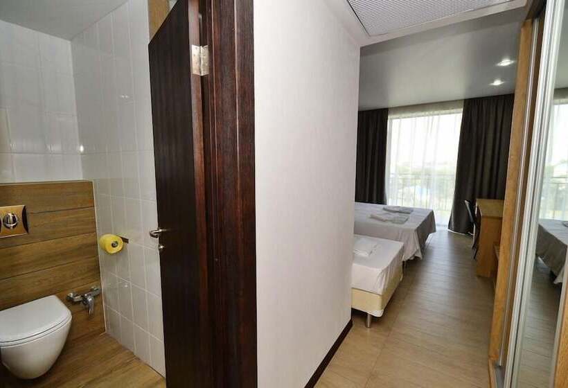 سوییت جونیور با چشم‌انداز جانبی دریا, Bravo