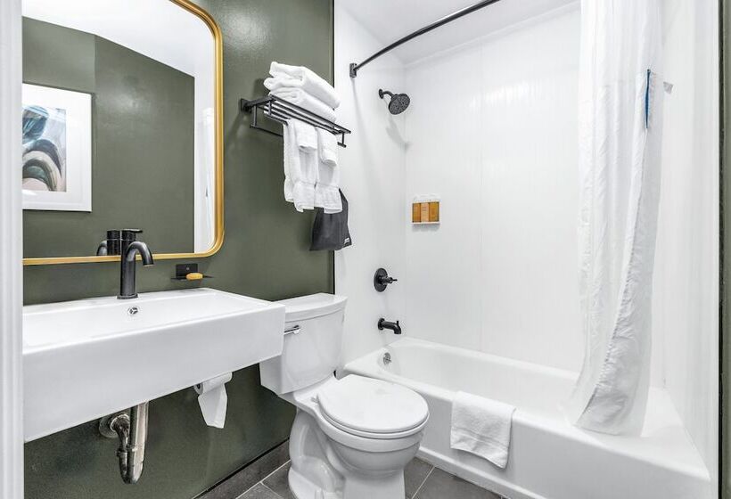 חדר דחוקס עם מיטת קינג, Nob Hill