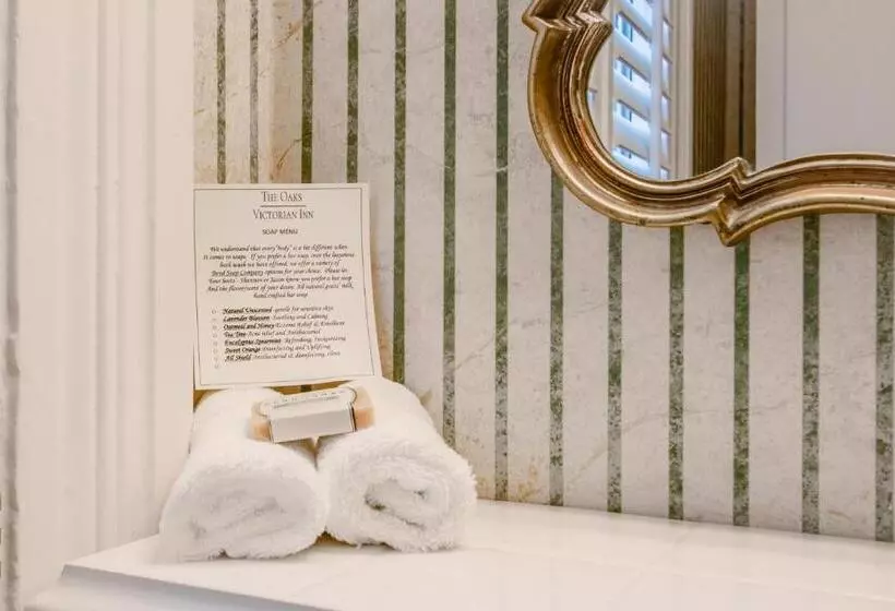 キングサイズベッドのスイートルーム, The Oaks Victorian Inn