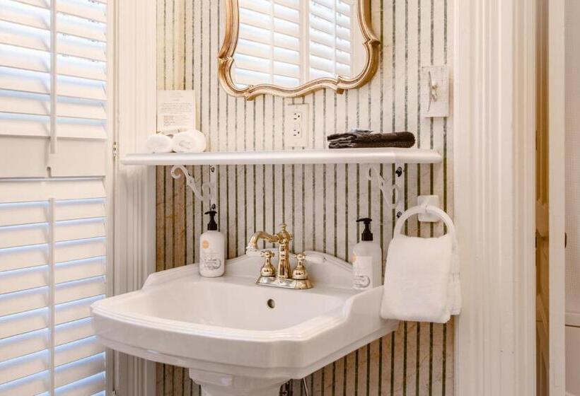 Люкс Кровать Кинг, The Oaks Victorian Inn