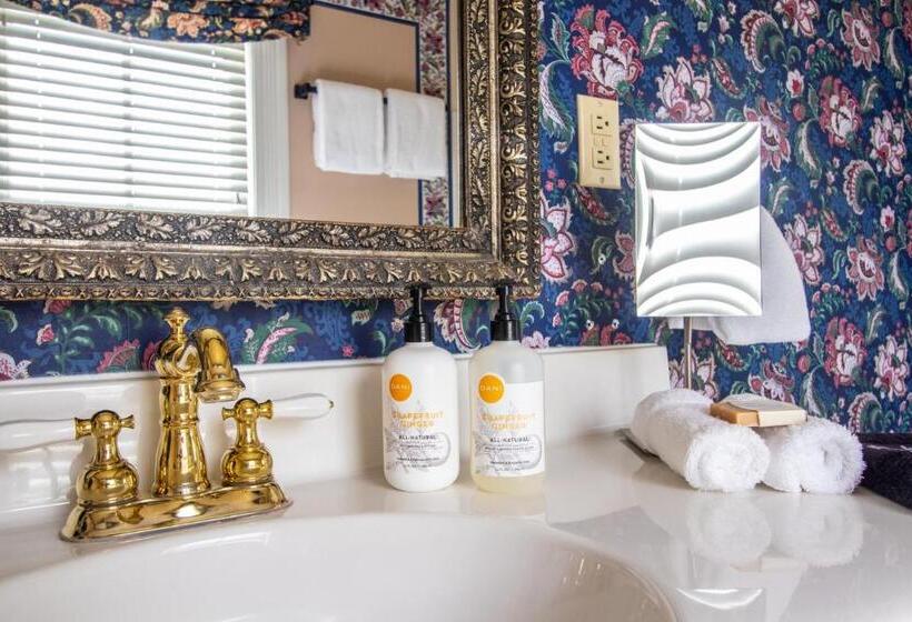 Полулюкс Повышенной Комфортности, The Oaks Victorian Inn