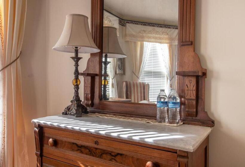 Полулюкс Повышенной Комфортности, The Oaks Victorian Inn