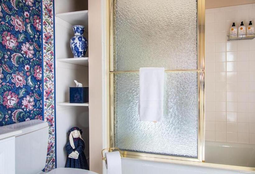 Полулюкс Повышенной Комфортности, The Oaks Victorian Inn