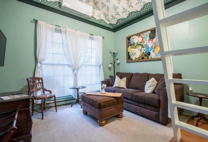 Хижина, The Oaks Victorian Inn