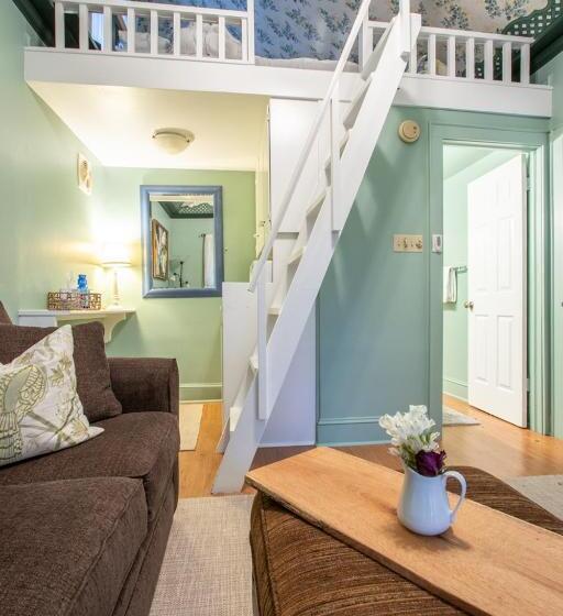 Хижина, The Oaks Victorian Inn