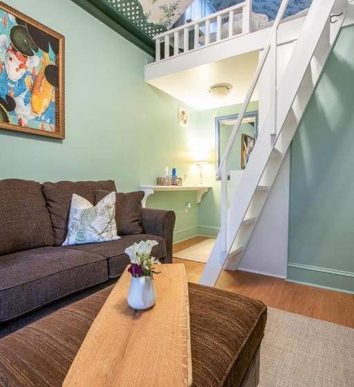 Хижина, The Oaks Victorian Inn