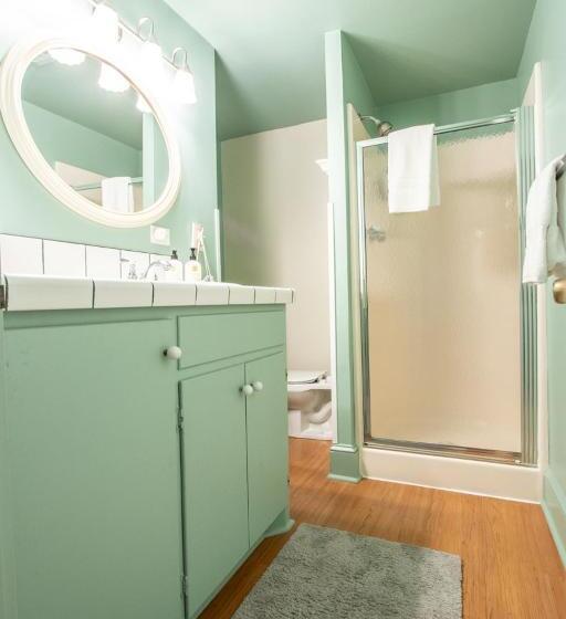 Хижина, The Oaks Victorian Inn