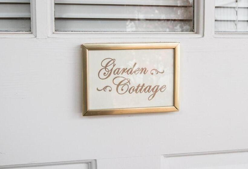 Хижина, The Oaks Victorian Inn