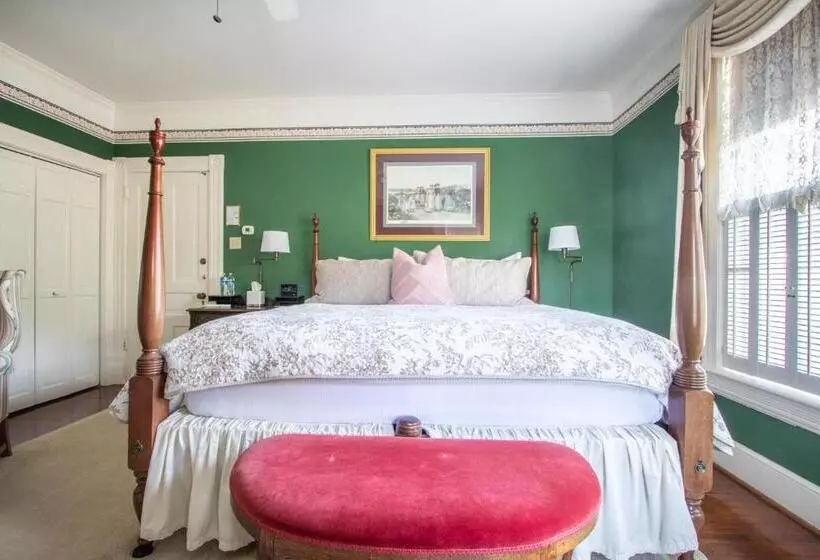 キングサイズベッドのスタンダードルーム, The Oaks Victorian Inn
