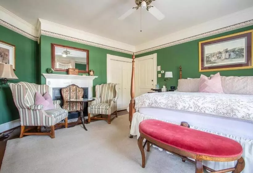 キングサイズベッドのスタンダードルーム, The Oaks Victorian Inn