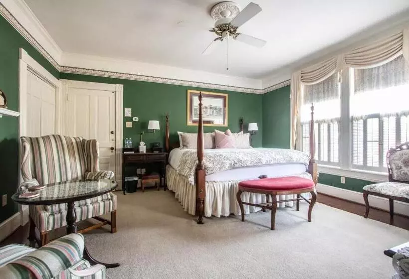キングサイズベッドのスタンダードルーム, The Oaks Victorian Inn