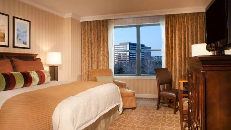 キングサイズベッドのデラックスルーム, Omni Interlocken