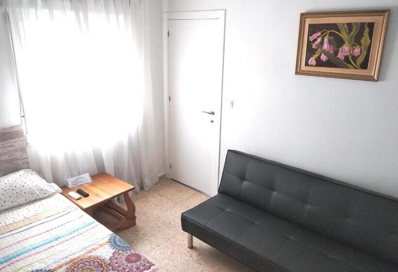 اتاق خانوادگی, Golden Tower Pensión Auto Check In