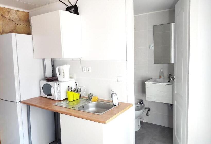 بانگلوی استاندارد, Golden Tower Pensión Auto Check In