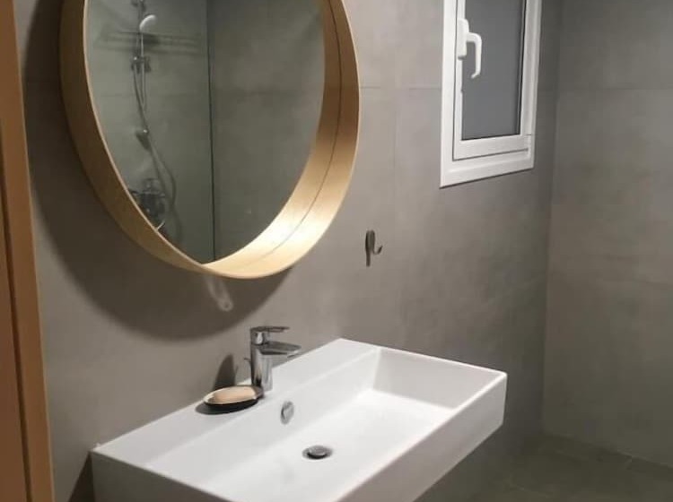 اتاق لوکس با چشمانداز دریا, Dima Vista