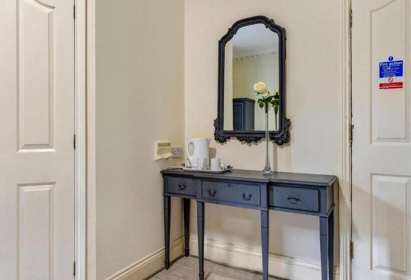 חדר משפחתי, Empire