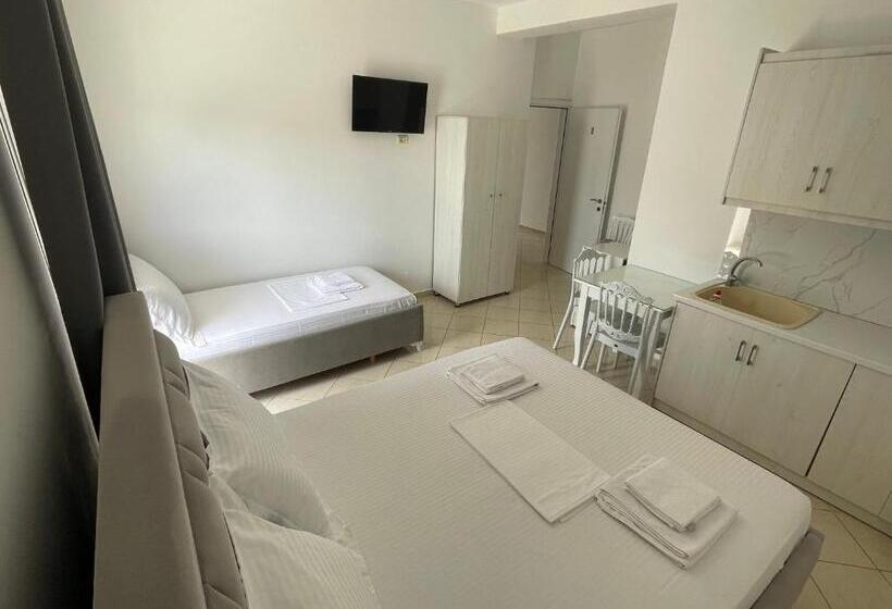 اتاق استاندارد سه تخته با بالکن, Joni Apartments