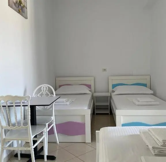 اتاق خانوادگی, Joni Apartments