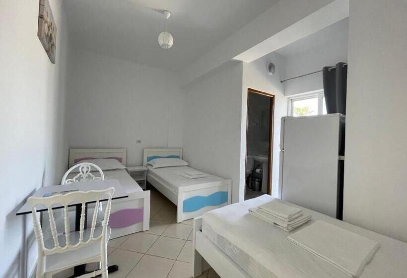 اتاق خانوادگی, Joni Apartments