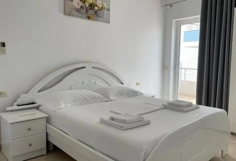 اتاق خانوادگی, Joni Apartments