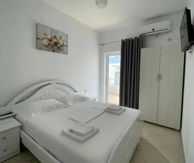اتاق خانوادگی, Joni Apartments