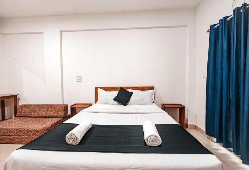 Трехместный Номер Стандарт с Балконом, Vibes Inn