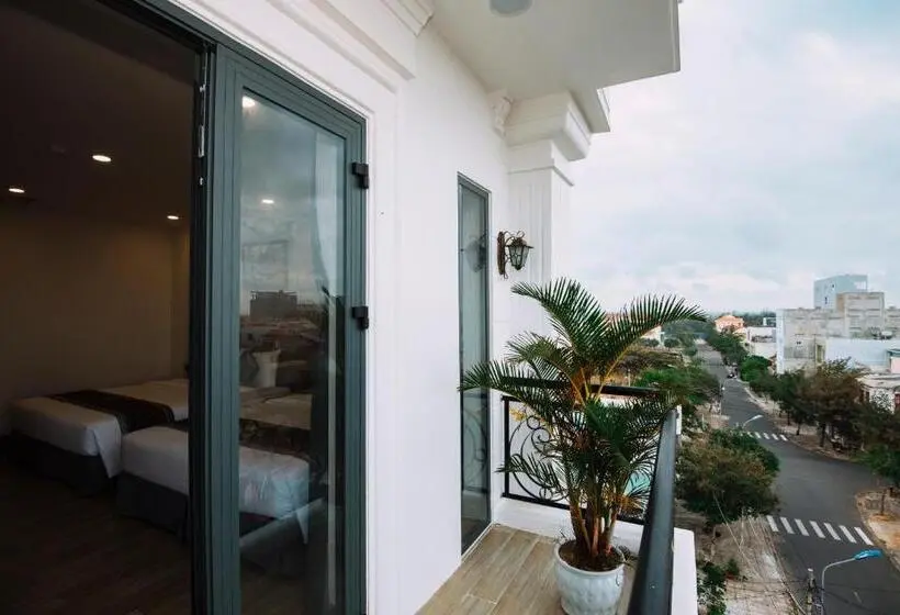 اتاق استاندارد چهارنفره با بالکن, Royal Palms