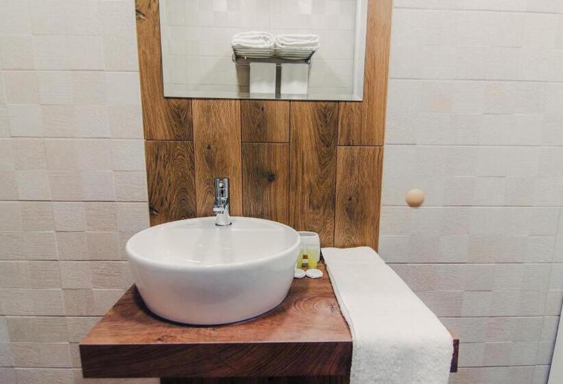 디럭스 룸, Magura