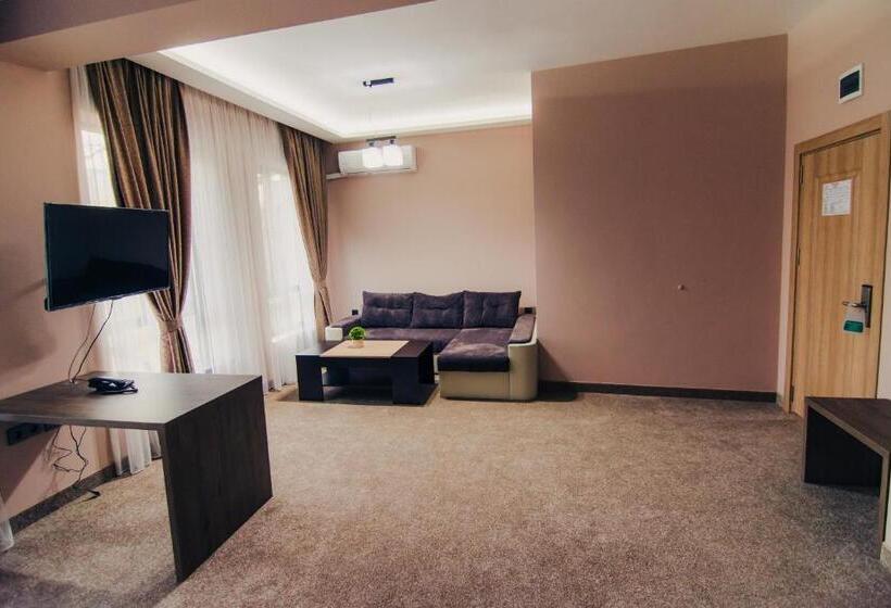 디럭스 스튜디오, Magura