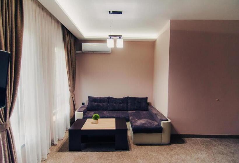 디럭스 스튜디오, Magura