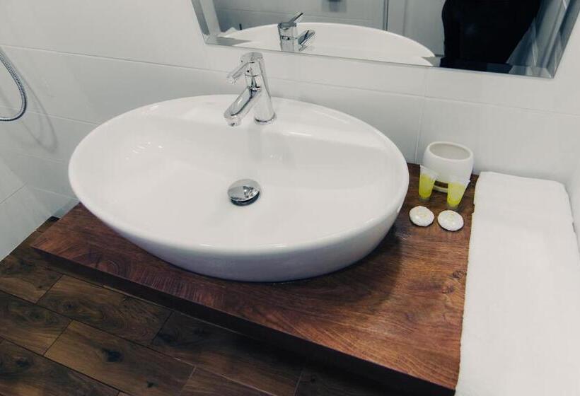 디럭스 스튜디오, Magura