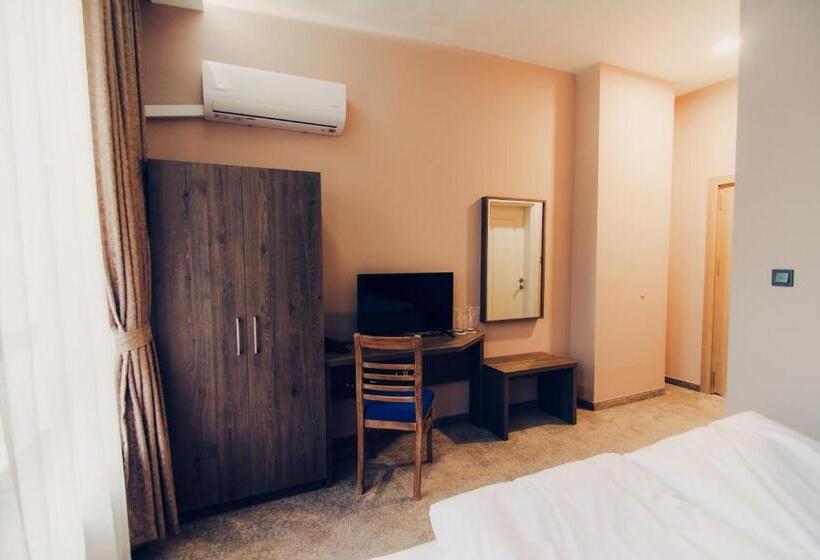 디럭스 룸, Magura