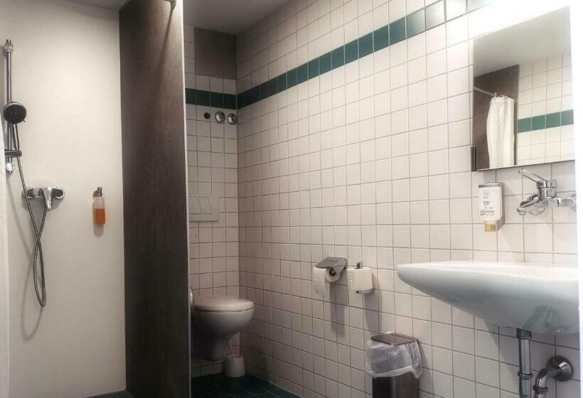 غرفة قياسية ثلاثية, Sportschule Oberhaching