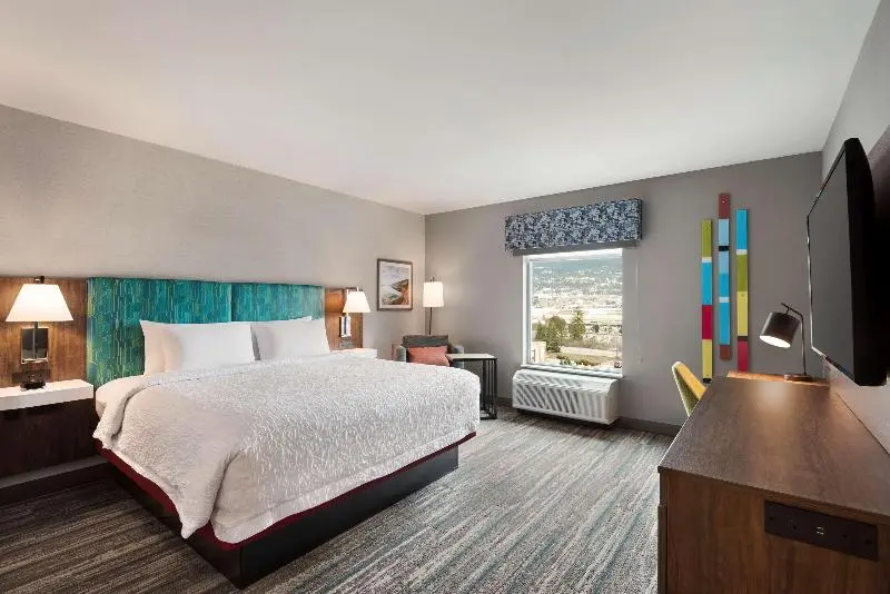 キングサイズベッドのスタンダードルーム, Hampton Inn & Suites By Hilton Kelowna Airport
