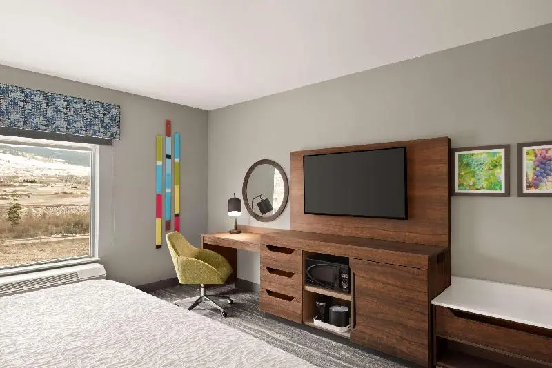 キングサイズベッドのスタンダードルーム, Hampton Inn & Suites By Hilton Kelowna Airport