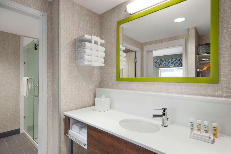 带大床的标准间, Hampton Inn & Suites By Hilton Kelowna Airport