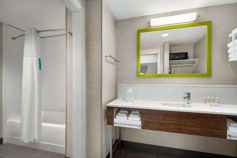 キングサイズベッドのスタンダードルーム, Hampton Inn & Suites By Hilton Kelowna Airport