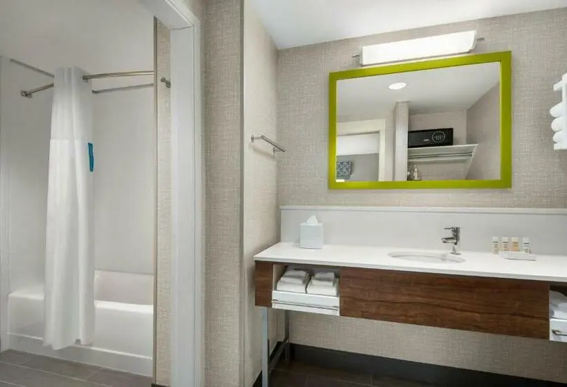 キングサイズベッドのスタンダードルーム, Hampton Inn & Suites By Hilton Kelowna Airport