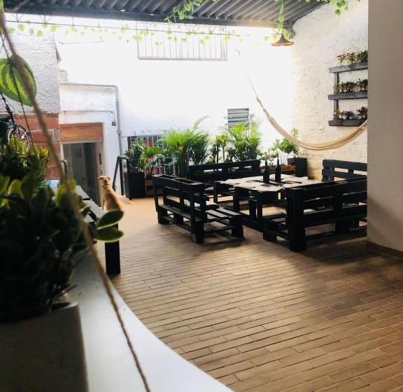 Номер Economy, Casa Egos Pop Laureles