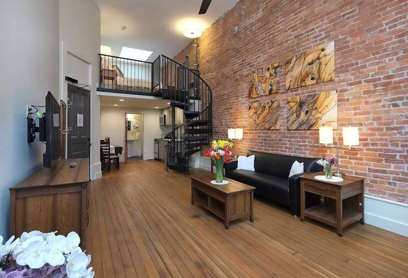 غرفة ديلوكس, The Palace