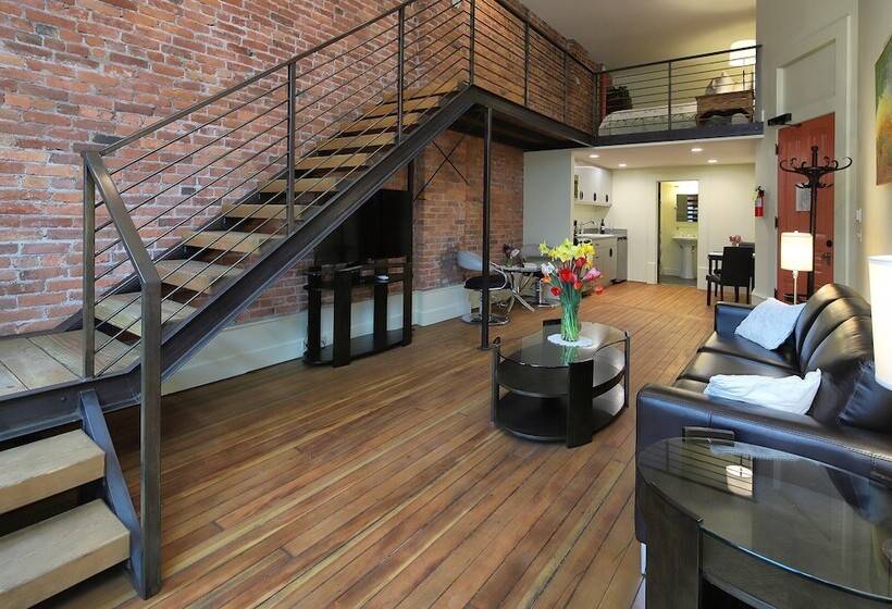 غرفة ديلوكس, The Palace