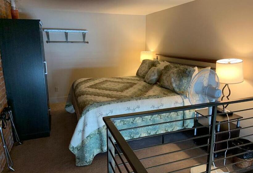 إستوديو قياسى مطل على البحر, The Palace