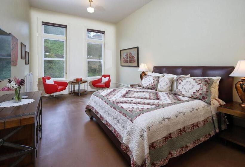 غرفة قياسية, The Palace