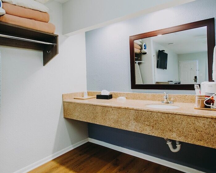 غرفه قياسيه سريرين مزدوجين, Scottish Inn & Suites   Kemah Boardwalk