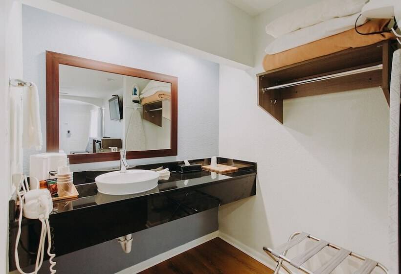 غرفه قياسيه سريرين مزدوجين, Scottish Inn & Suites   Kemah Boardwalk